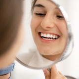 Zubné implantáty sú plnohodnotnou náhradou zuba, na nerozoznanie od vlastných zubov.